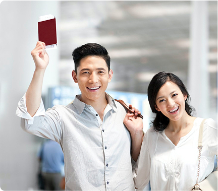 Clientes felices mostrando sus documentos de viaje